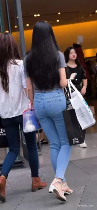 街拍緊身牛仔褲高挑漂亮美女