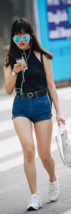 牛仔熱褲白皙修長雙腿氣質妹紙