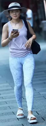 氣質眼鏡緊身褲美女