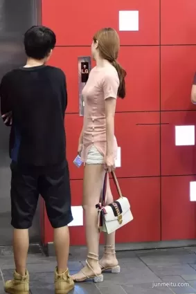 街拍氣質蠻好長腿很長美女