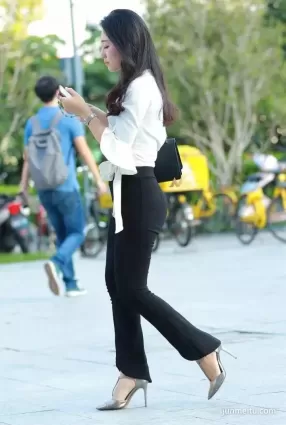 街拍黑色褲的翹臀性感美女
