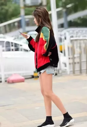街拍短褲高挑渾圓大長腿時尚氣質漂亮妹紙
