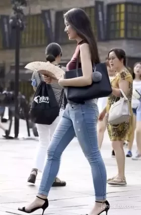 街拍牛仔褲高挑大氣豐腴女郎