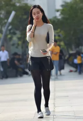 街拍皮短褲高挑女子
