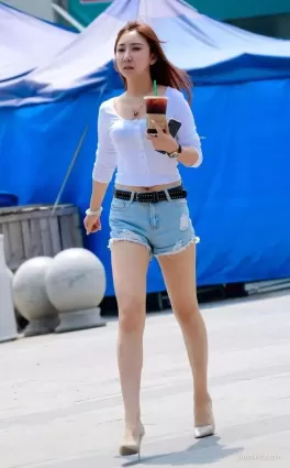 街拍高挑牛仔熱褲白色露臍休閑T恤雪白修長大白腿女郎