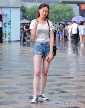 街拍牛仔熱褲白皙玉腿年輕氣質美麗妹紙