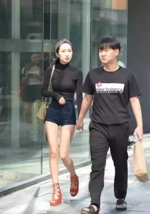 街拍高腰牛仔緊身熱褲完美曲線氣質時尚女郎