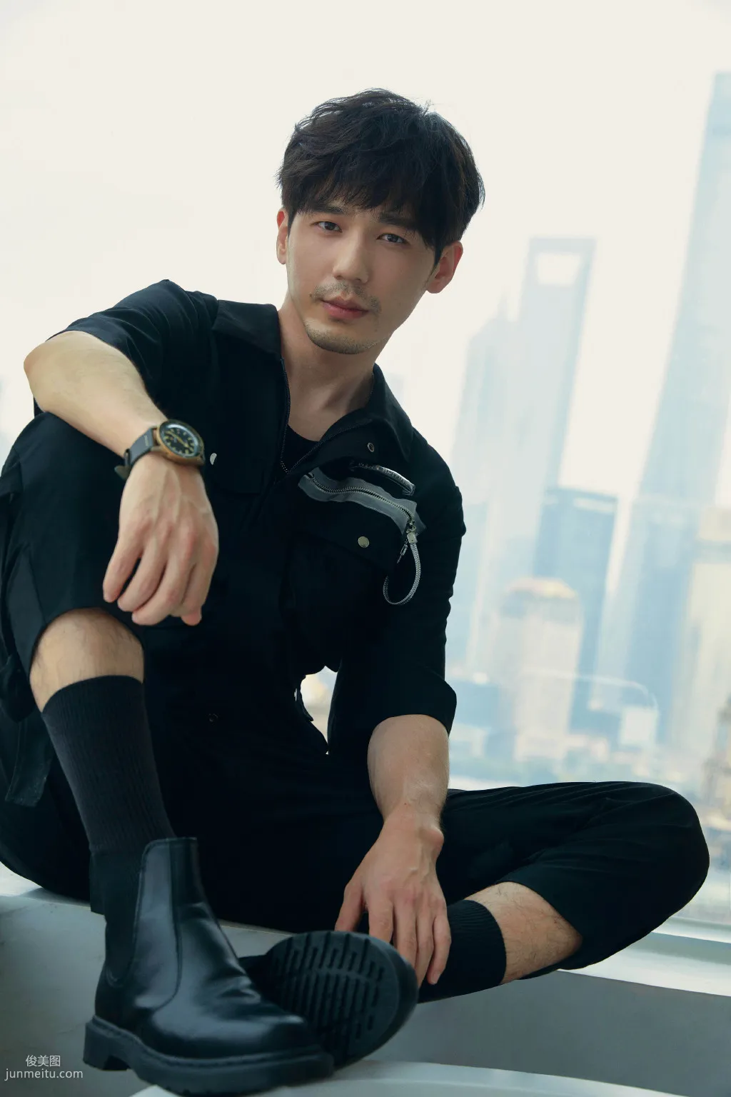 有胡渣的白宇更显男人魅力，陕西帅哥明星白宇酷黑工装写真图片套图3