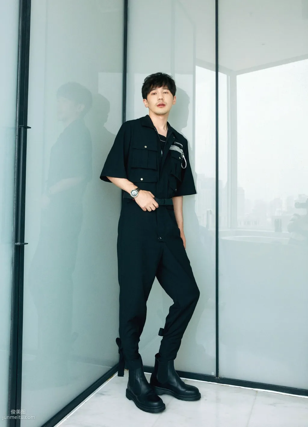 有胡渣的白宇更显男人魅力，陕西帅哥明星白宇酷黑工装写真图片套图5