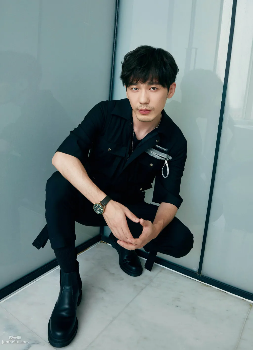有胡渣的白宇更显男人魅力，陕西帅哥明星白宇酷黑工装写真图片套图6