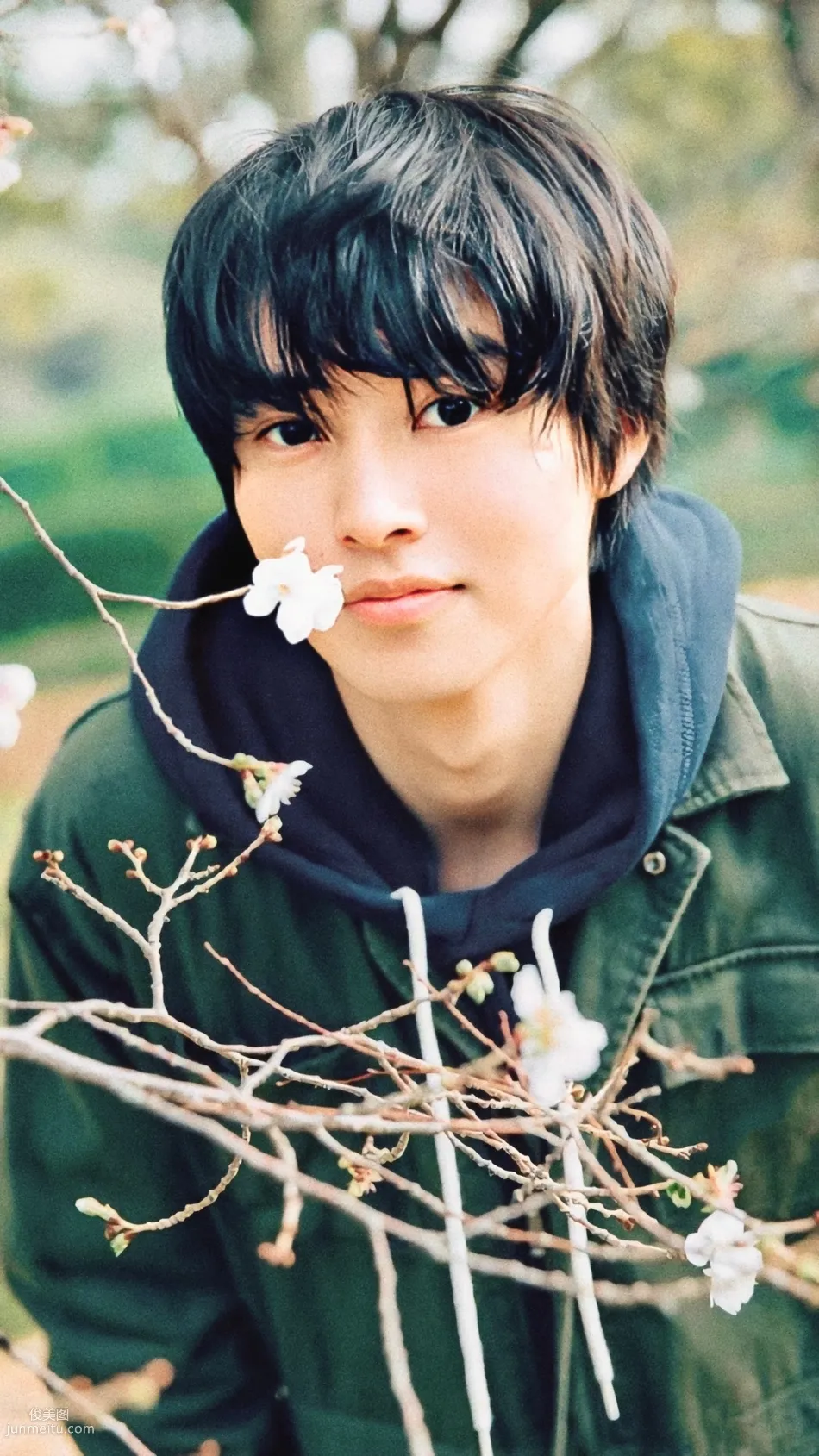 春意盎然，日本男星山崎贤人春意户外街拍写真图片套图6