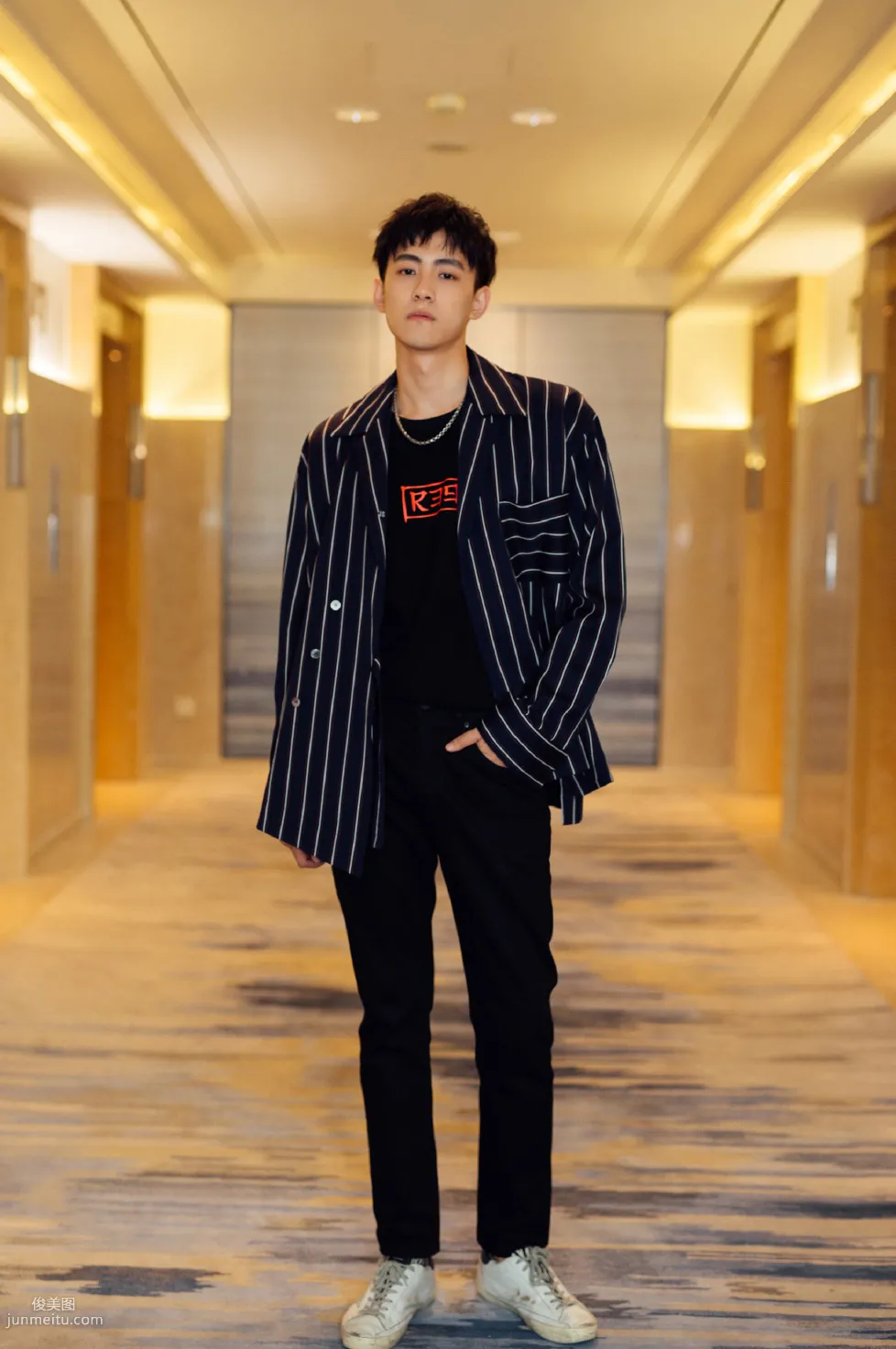 生活系男神晏紫东休闲衬衫酒店大堂帅气写真套图3