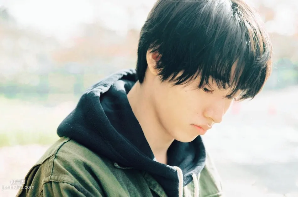 春意盎然，日本男星山崎贤人春意户外街拍写真图片套图9