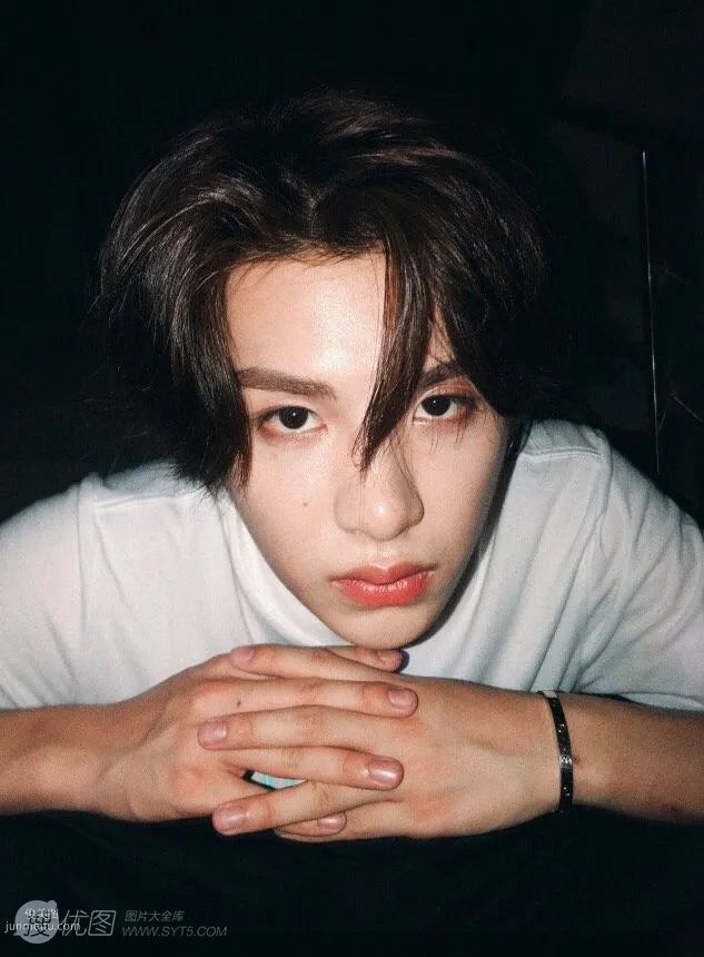 内地歌手组合NINE PERCENT成员黄明昊（Justin）自拍照片套图1