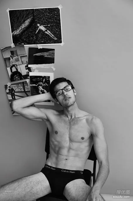 帥氣眼鏡型男-歐美帥氣肌肉型男黑白圖片 4