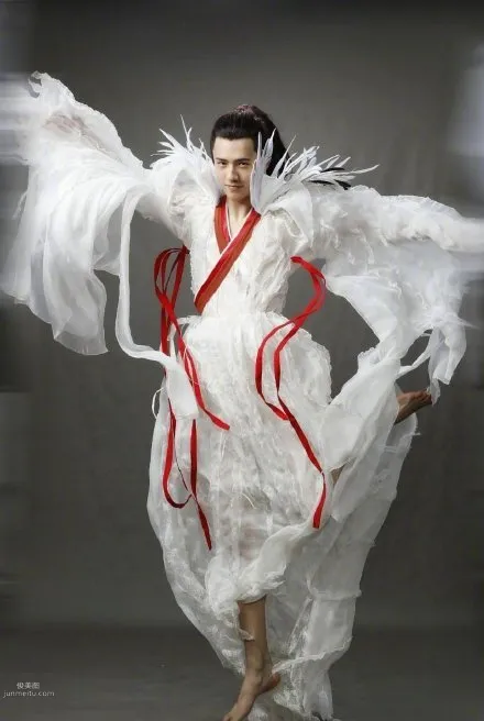 劉昊然早前《妖貓傳》仙氣十足定妝照片，這是要起飛的節奏啊！ 5
