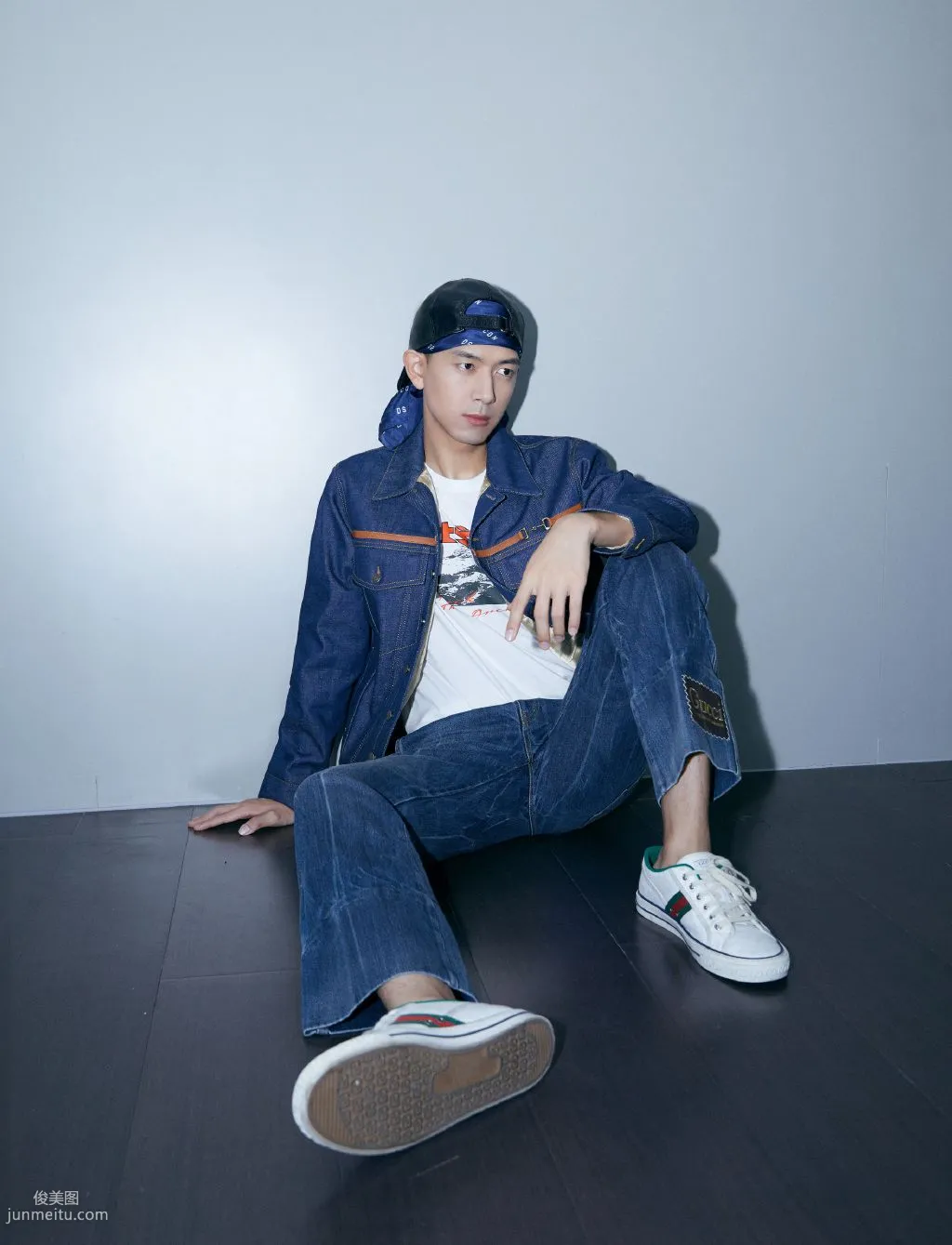 綁着頭巾，穿着牛仔衣褲套裝的帥哥明星潮男李現圖片 4