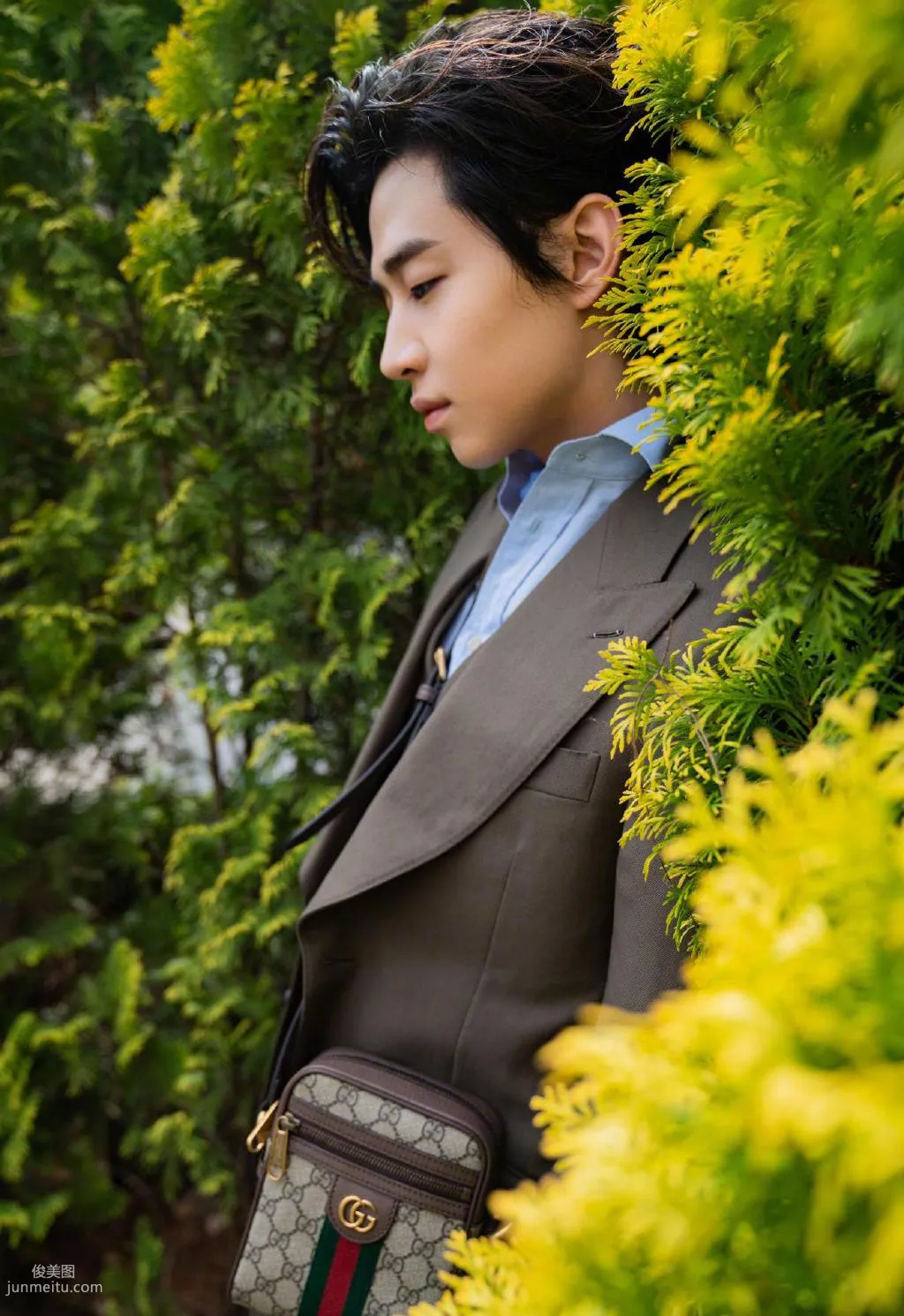 韩国男子组合Super Junior-M成员刘宪华庄园道路写真图片套图1