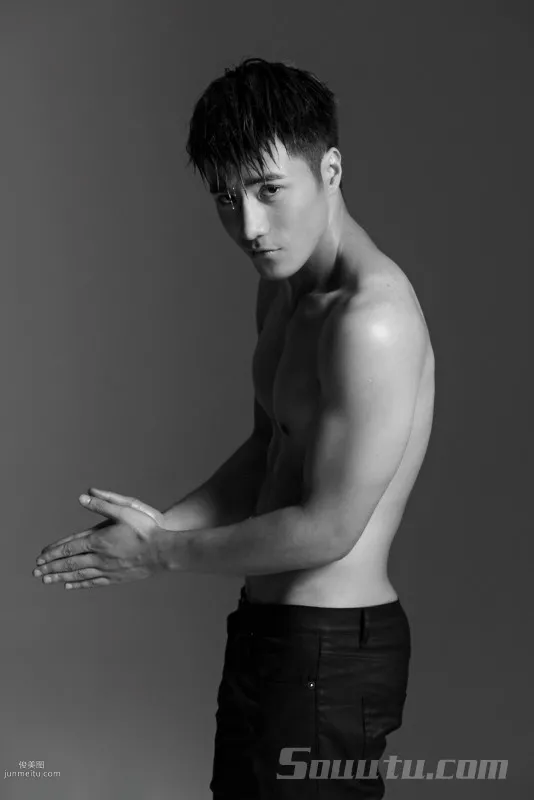 帅哥李晨浩黑白写真大片，大秀肌肉腹肌完美身材套图2