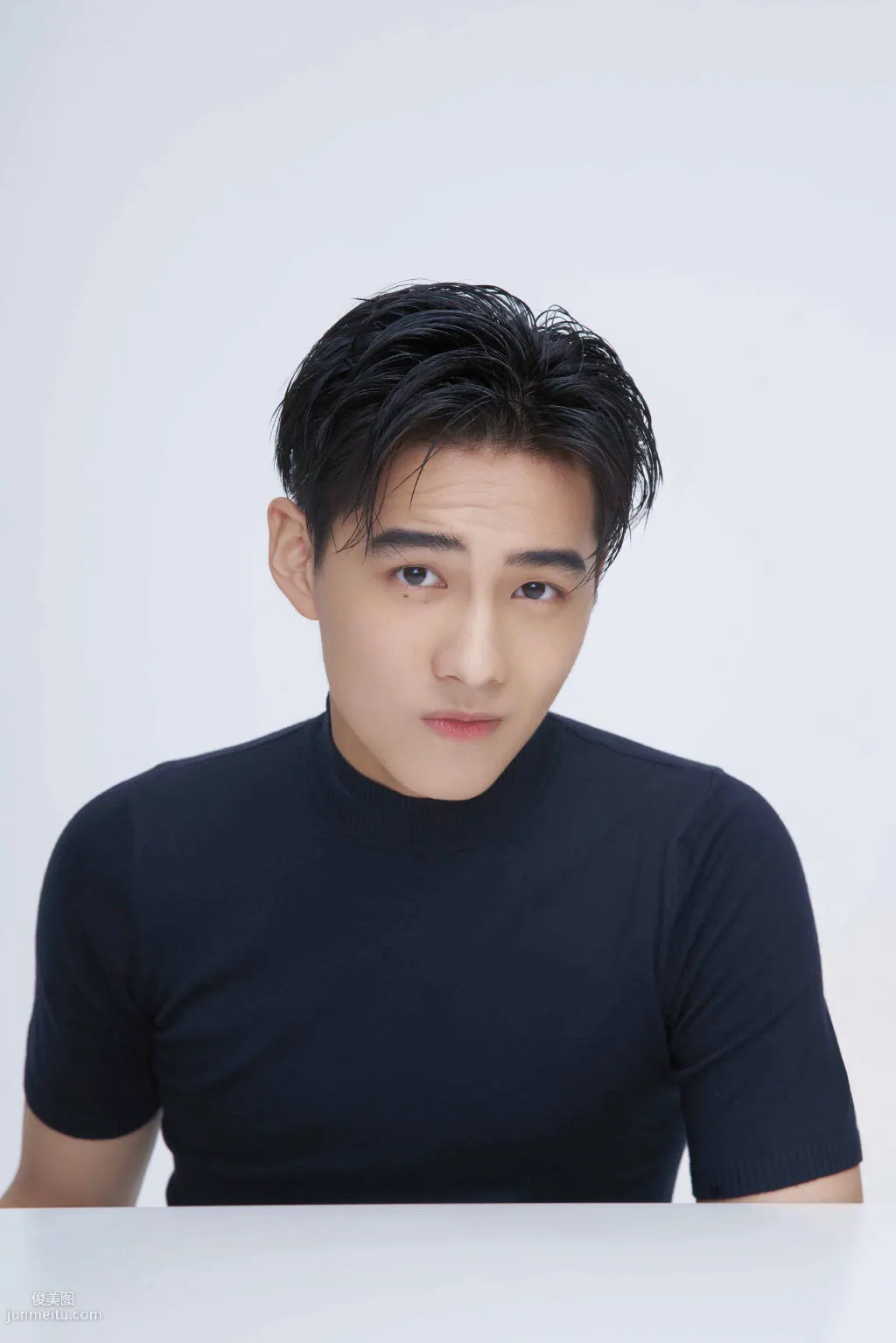 男演员古子成黑色短t朝气蓬勃写真图片套图4