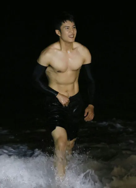 肌肉帅哥韩东君性感写真，大秀六块腹肌，身材健美迷人套图3