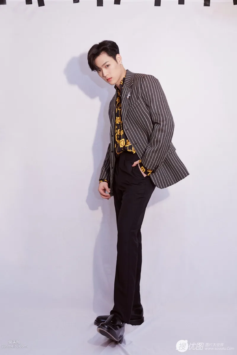 台湾演员，歌手董又霖（Jeffrey）帅气西装写真图片套图5