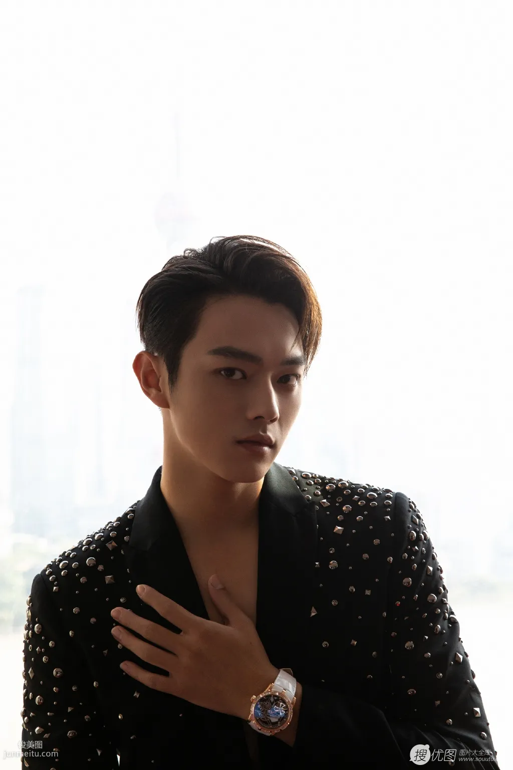 许凯帅气杂志写真大片，黑色机械亮片外套酷帅十足套图3