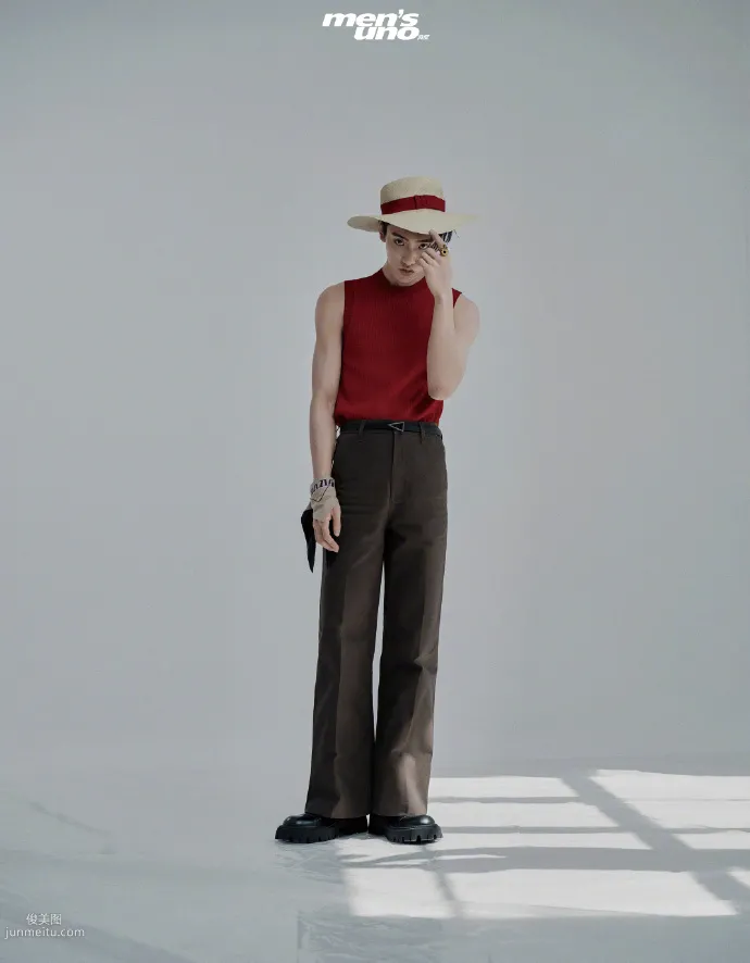 山西帅哥明星王子异时尚写真，着各类运动服饰，展完美身形线条套图5