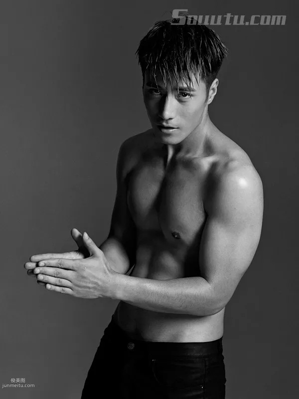 帅哥李晨浩黑白写真大片，大秀肌肉腹肌完美身材套图3