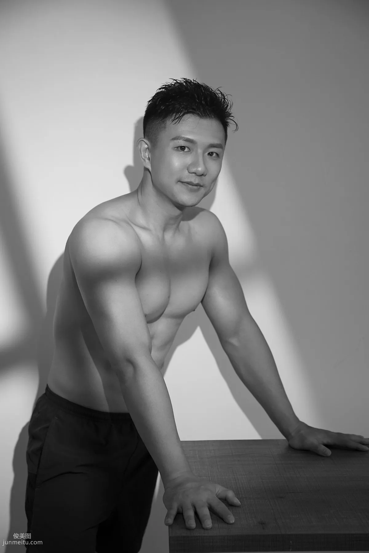 运动明星陈一冰微博晒写真，半裸上身首秀肌肉，线条完美套图1
