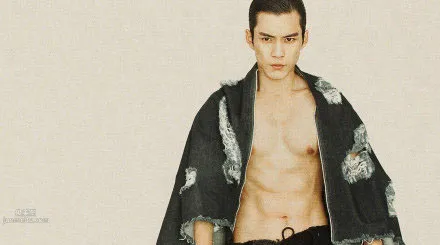 肌肉帅哥韩东君性感写真，大秀六块腹肌，身材健美迷人套图5