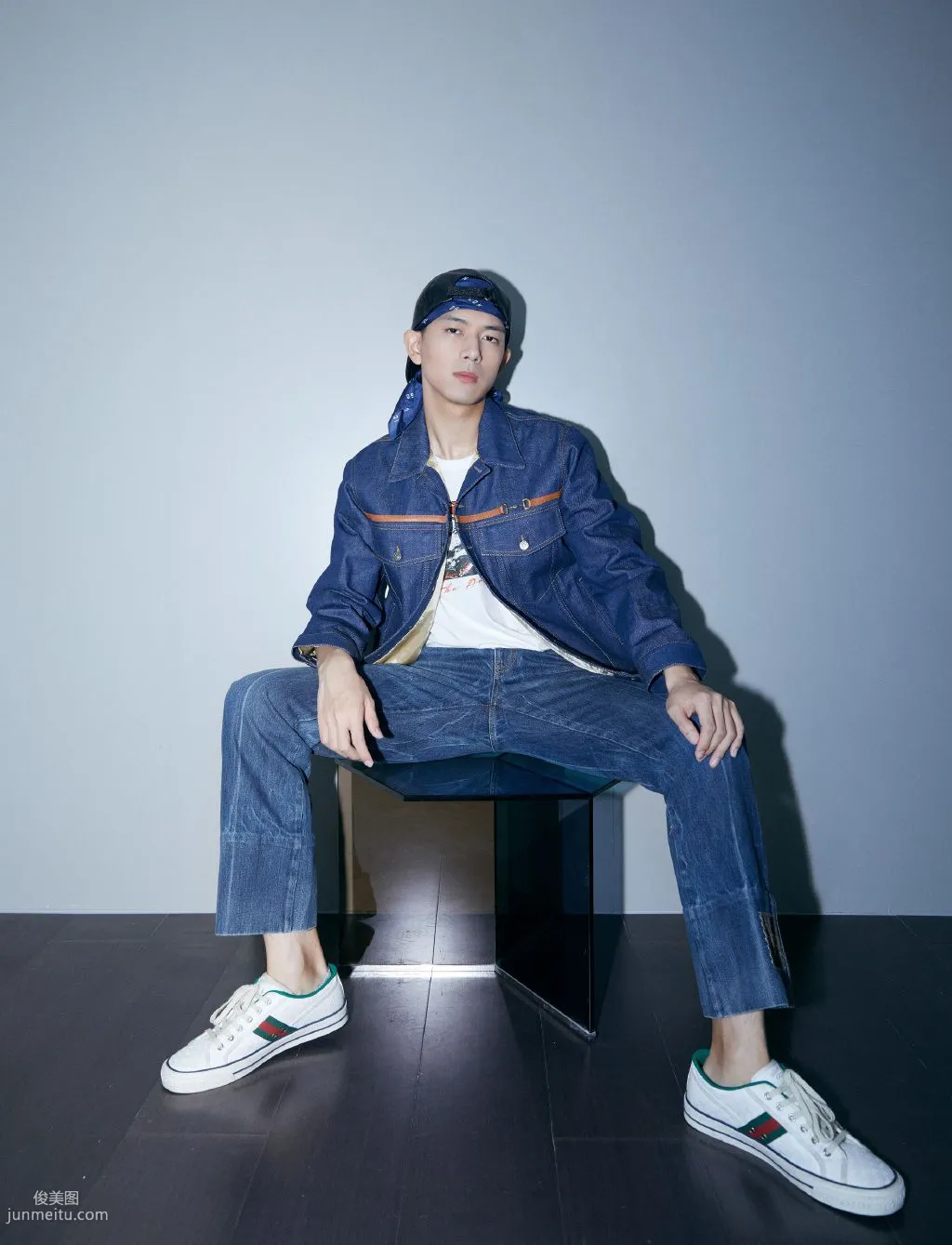 綁着頭巾，穿着牛仔衣褲套裝的帥哥明星潮男李現圖片 3