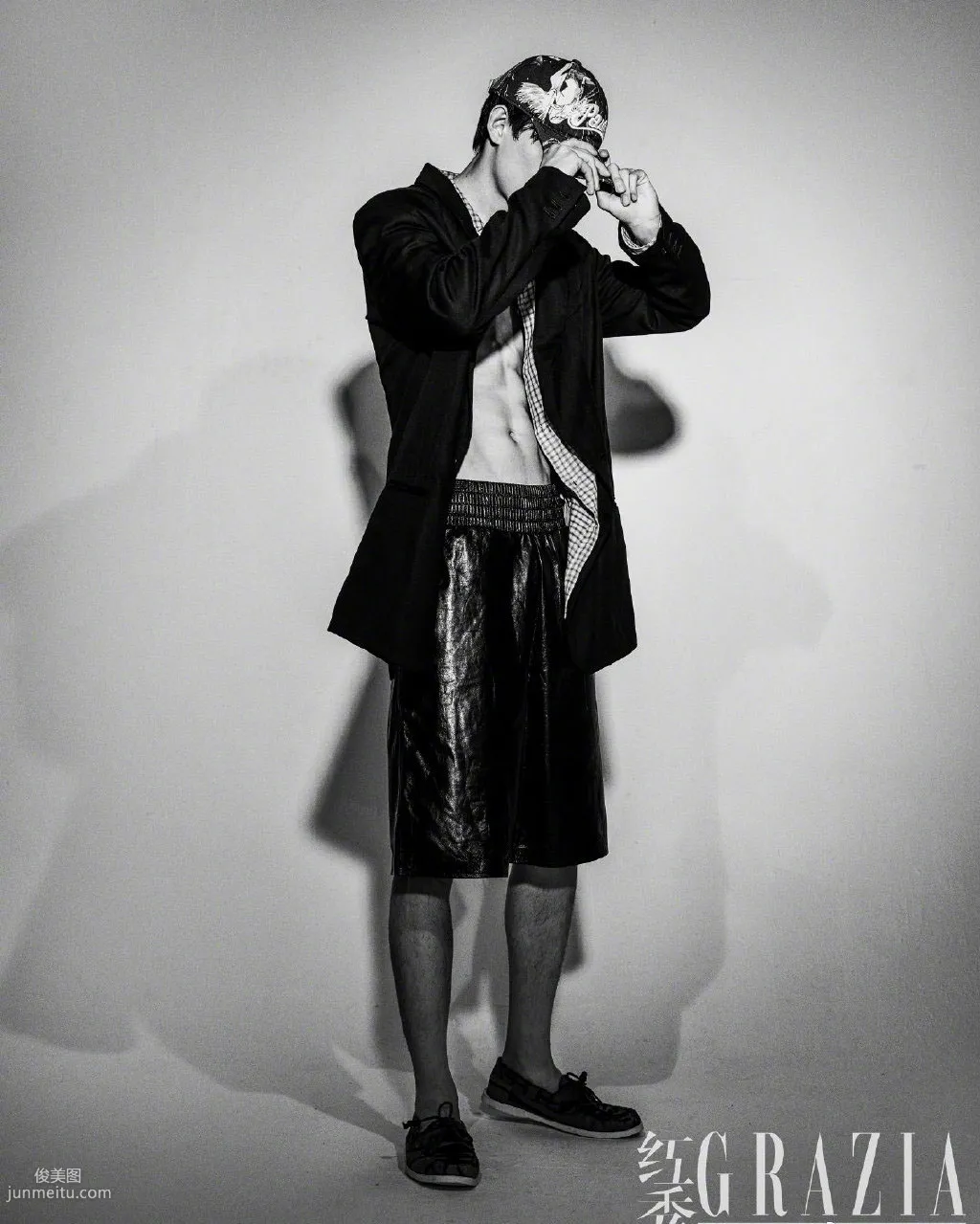 姚琛多套服饰演绎时尚，冷峻，霸气，性感黑白写真照片套图1