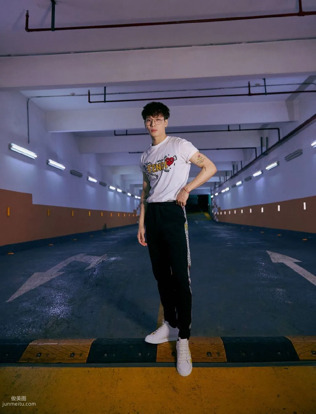 香港帥哥王嘉爾休閑白T黑褲地下停車場寫真圖片 5