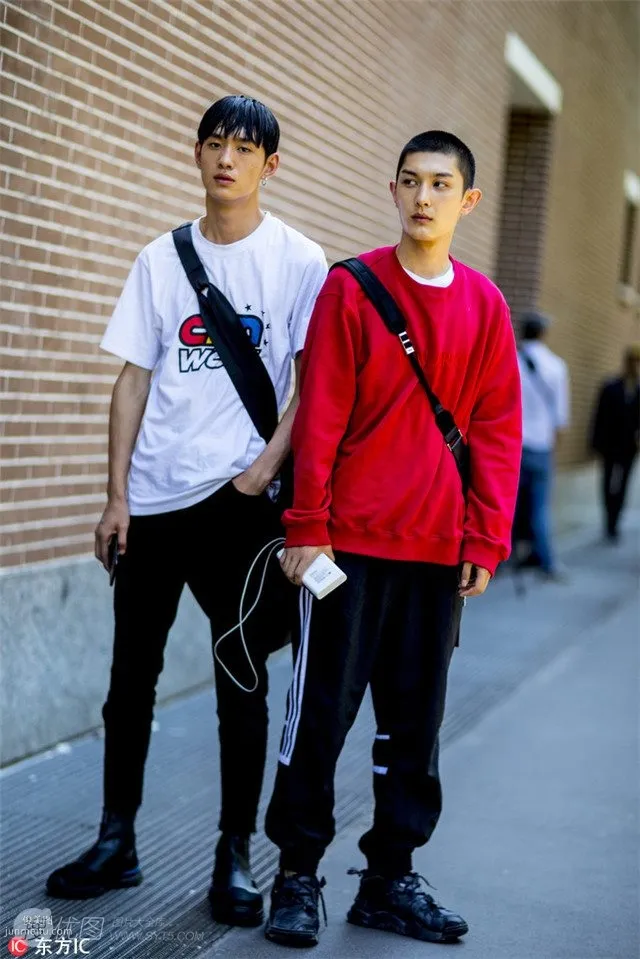 好看的欧美男模们街拍图片，看下台后的他们日常穿搭套图2