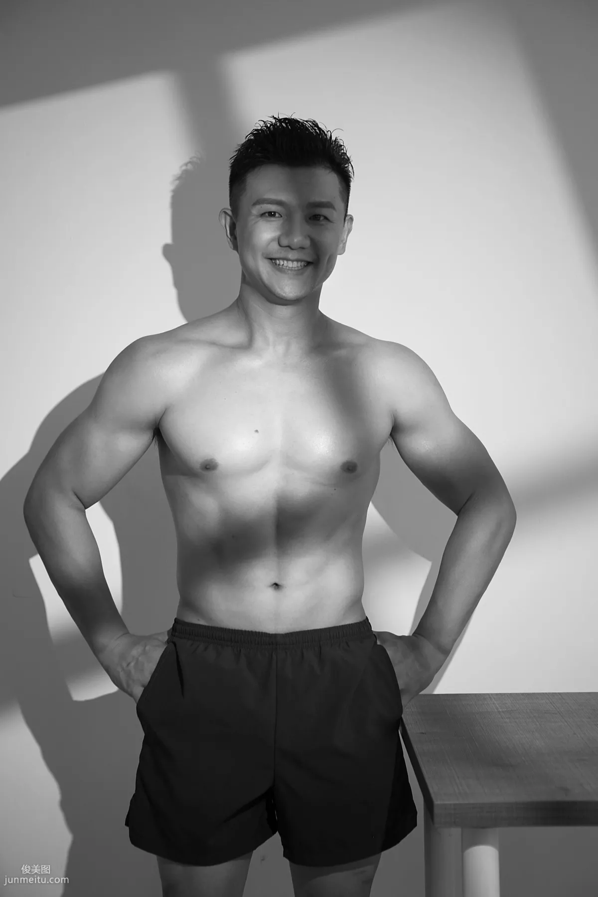 运动明星陈一冰微博晒写真，半裸上身首秀肌肉，线条完美套图3