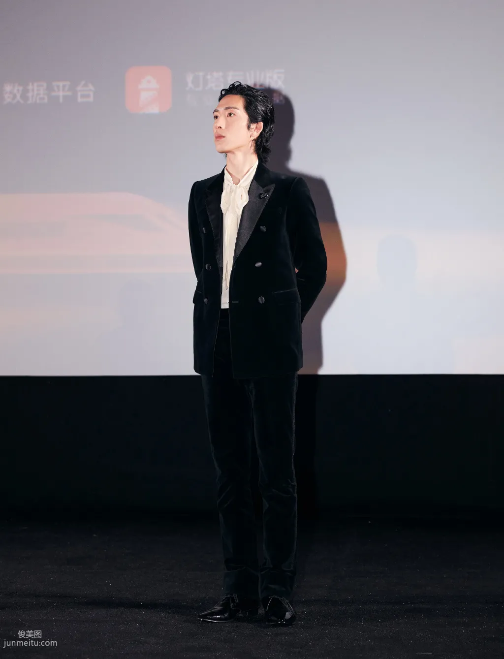 井柏然大背头发型出现活动帅气写真图片套图1