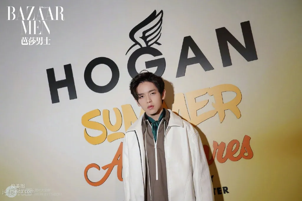 男歌手胡春杨全白look逛商场帅气写真照片套图2