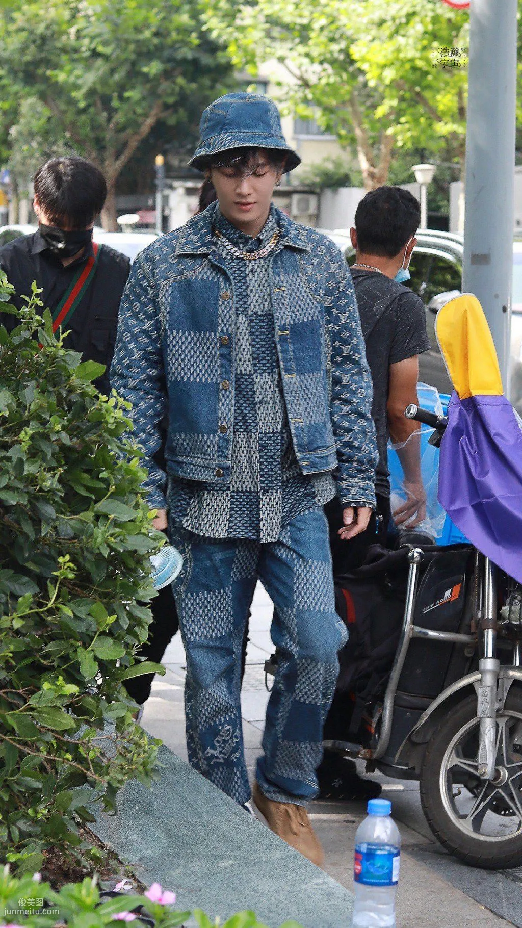 帅哥出街，穿这么多不热吗？歌手李汶翰大热天穿贼多街拍照片套图2