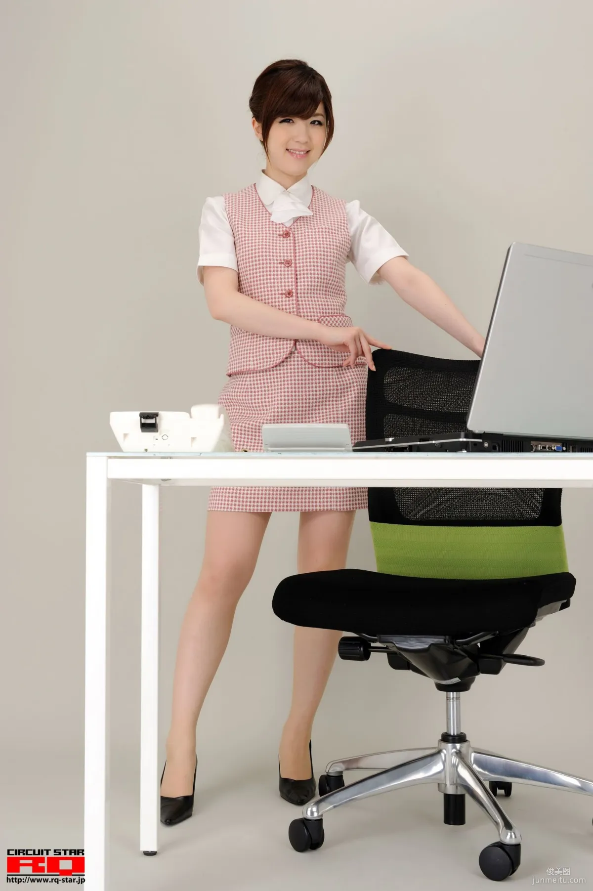 [RQ-STAR] NO.00365 荒木よし穂 Office Lady 辦公室女郎 寫真集 32