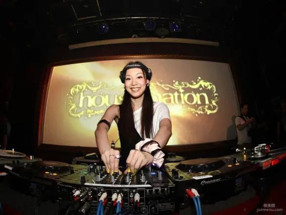 長谷川潤+鈴木亜美《IN HOUSE NATION》寫真集 [Sabra.net]