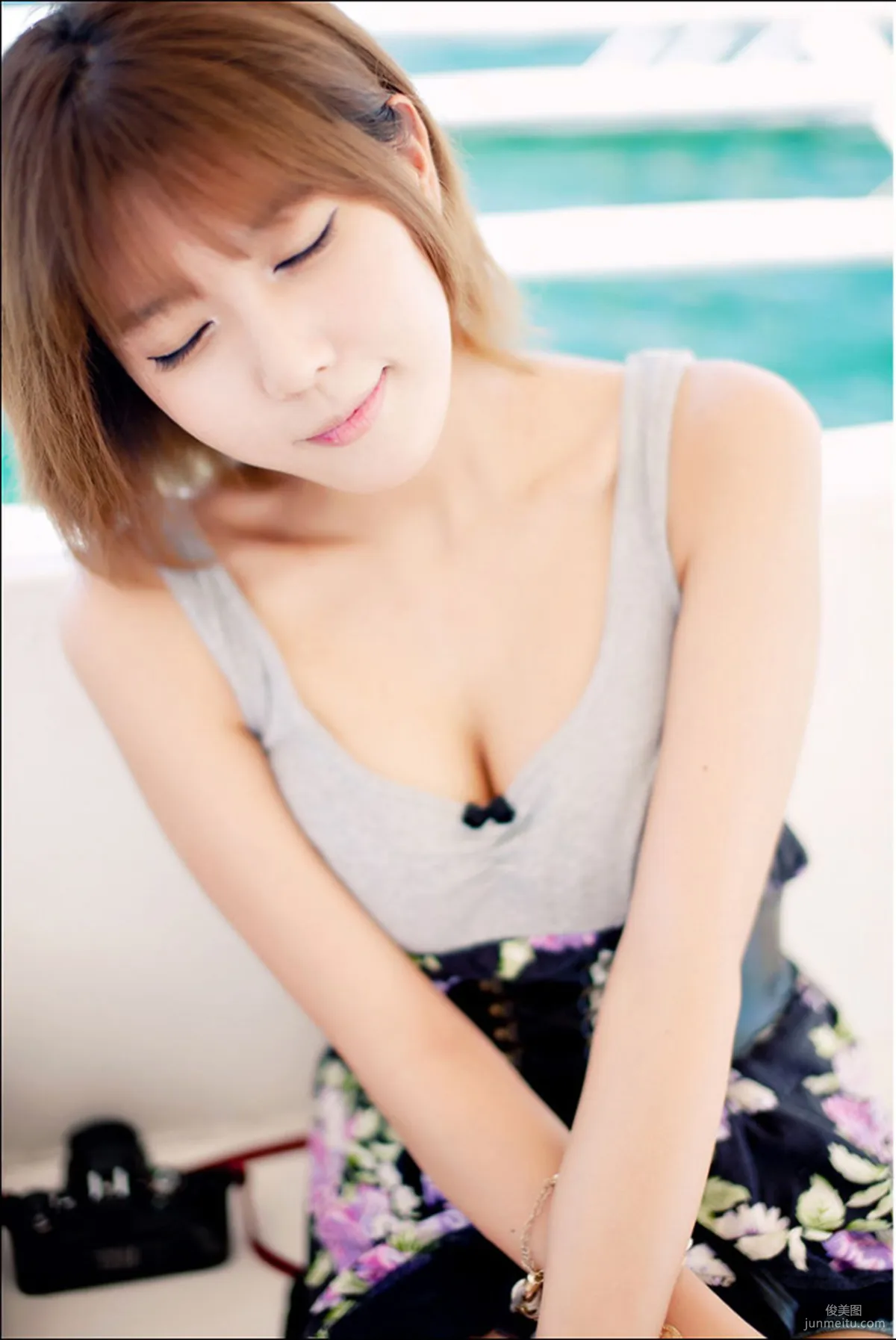 许允美《海上游艇女神》写真集15