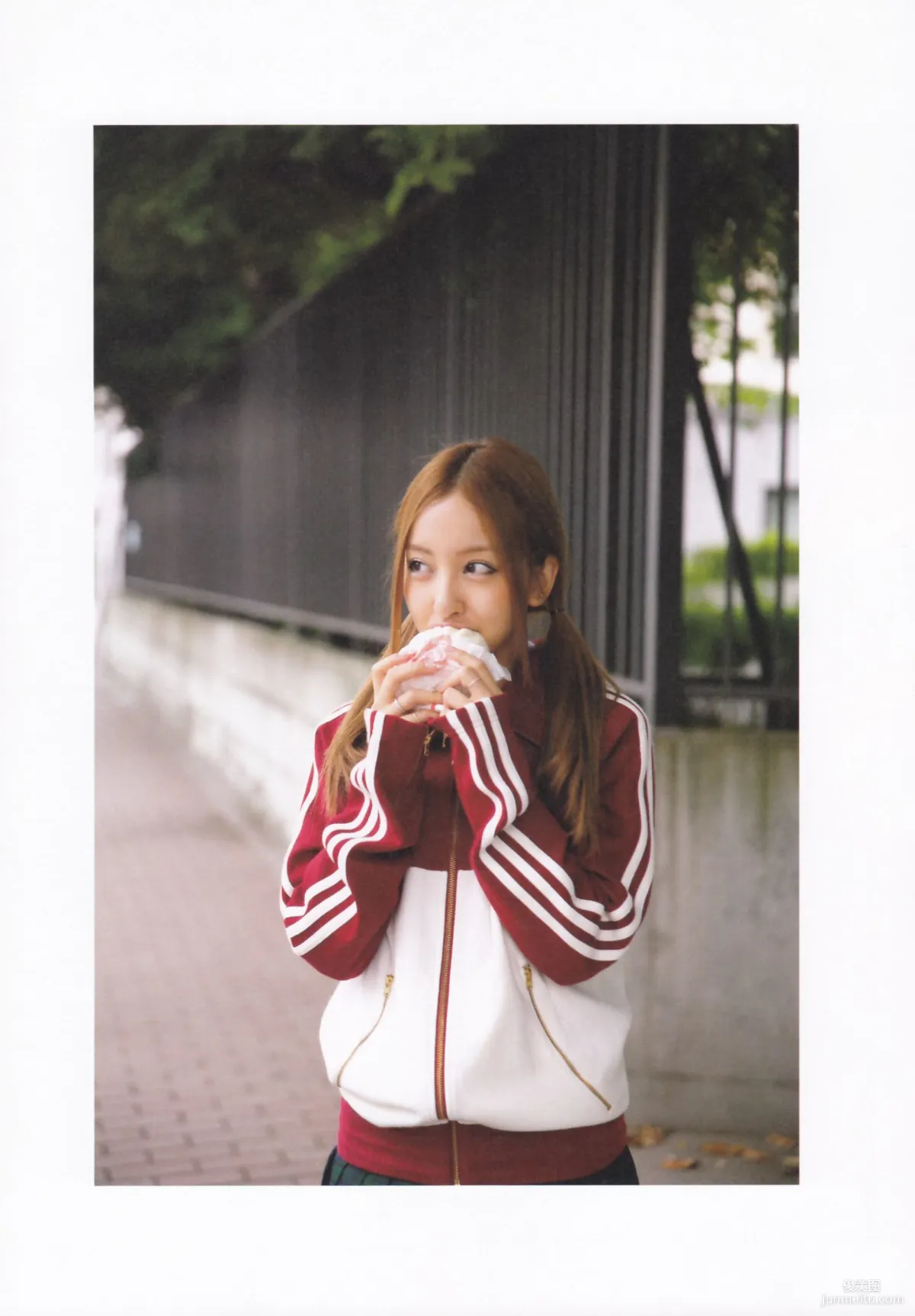 闆野友美 AKB48卒業記念《Tomochin ともちん》寫真集 88