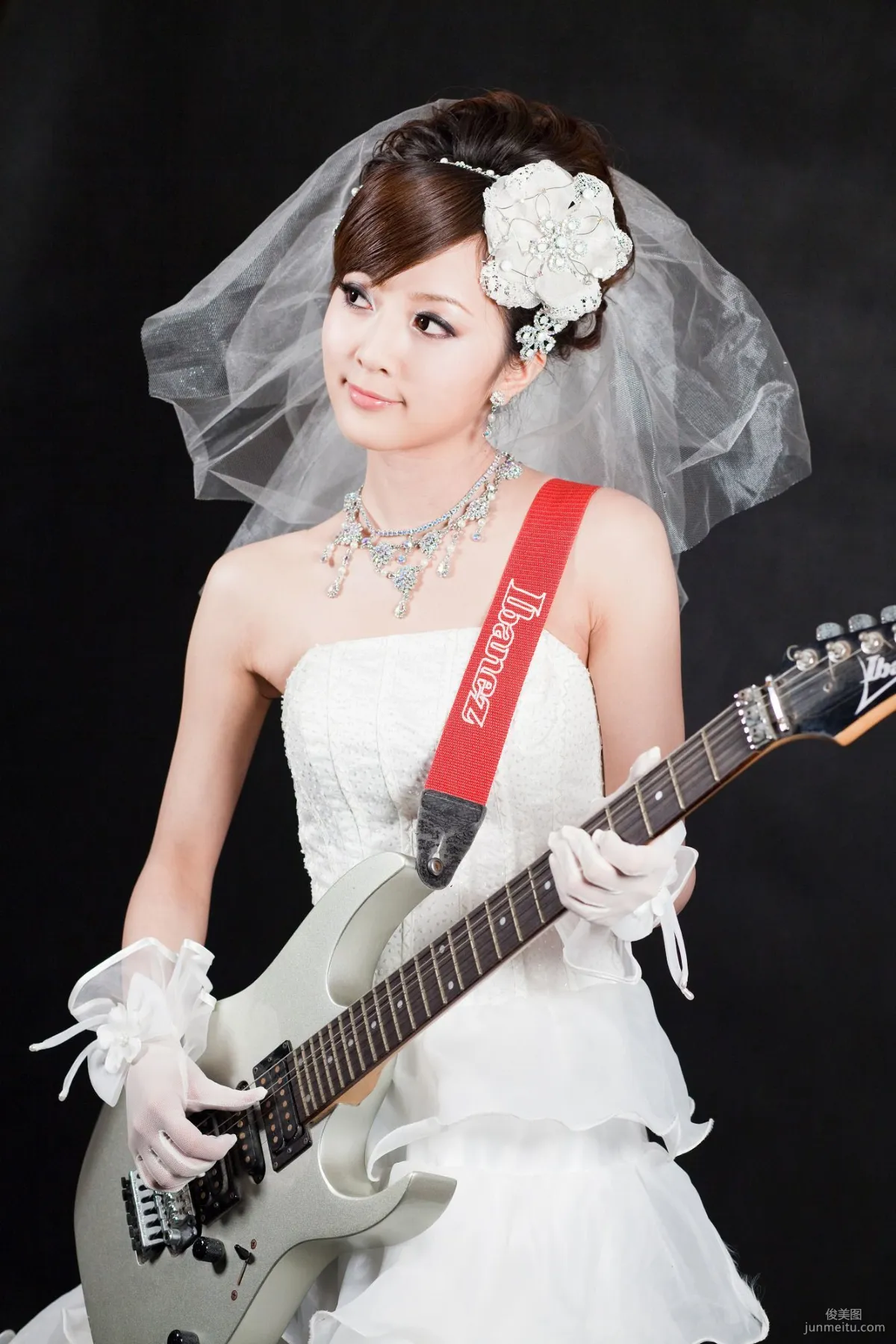 張允霏/果子MM《創意婚紗潮流風》寫真集 19