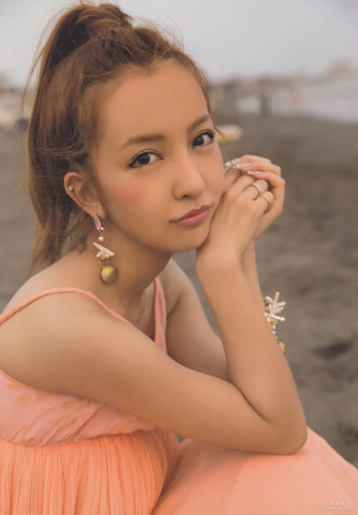 闆野友美 AKB48卒業記念《Tomochin ともちん》寫真集 21