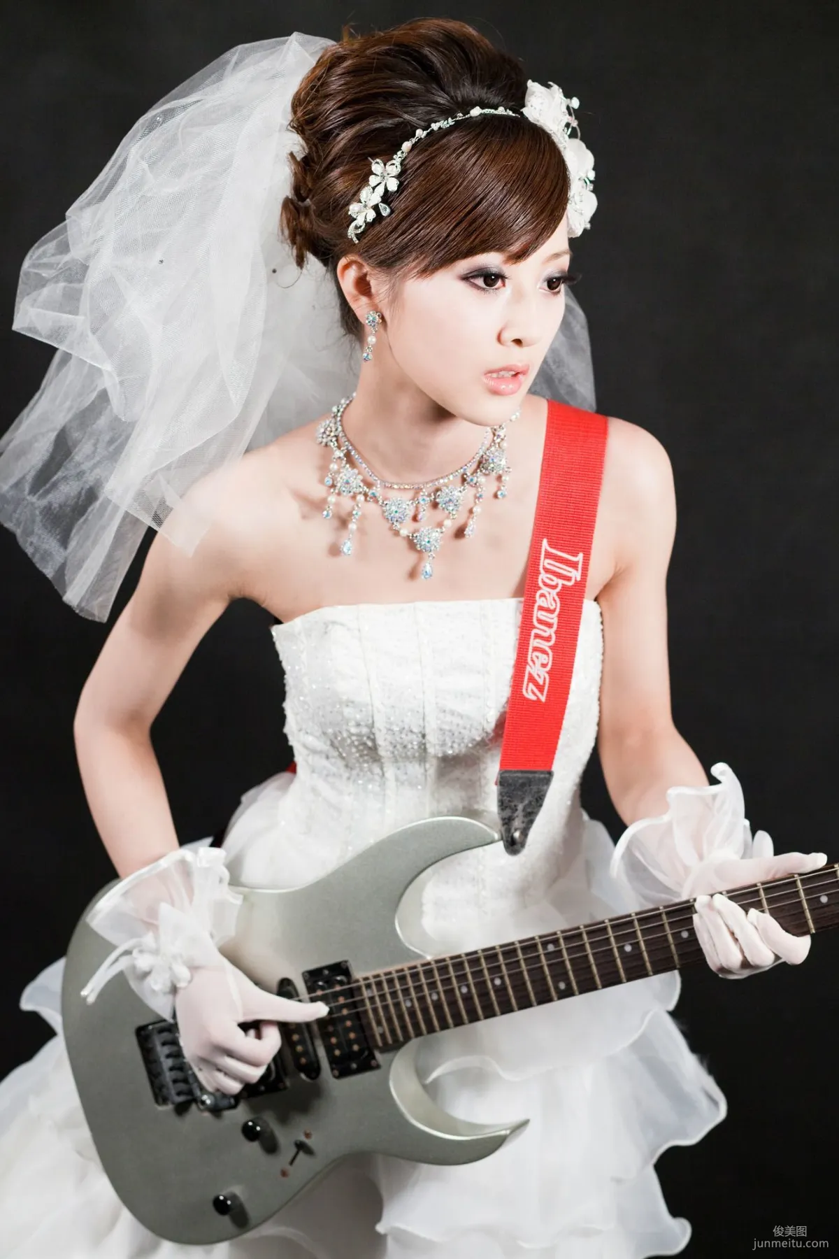 張允霏/果子MM《創意婚紗潮流風》寫真集 18