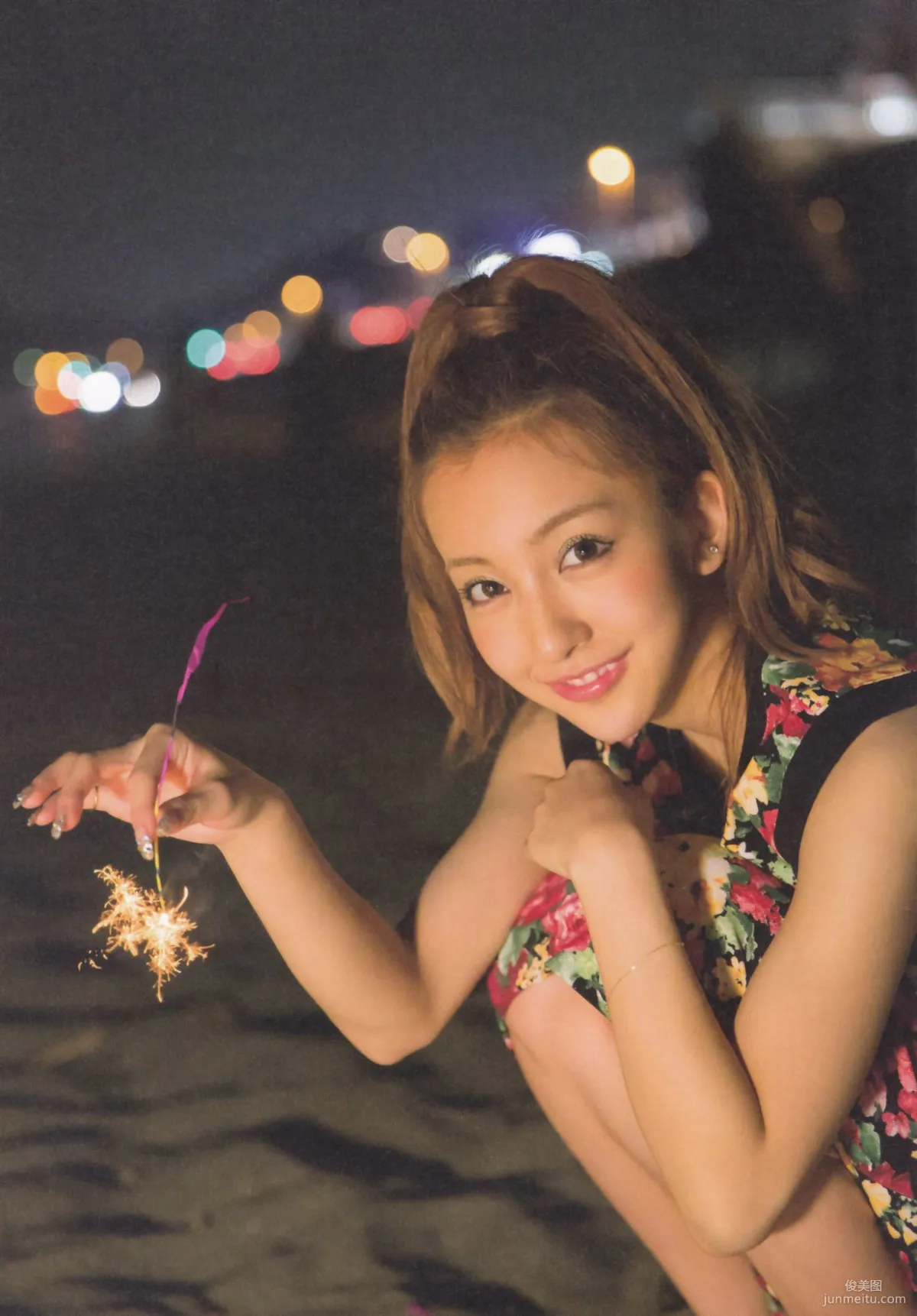 闆野友美 AKB48卒業記念《Tomochin ともちん》寫真集 33