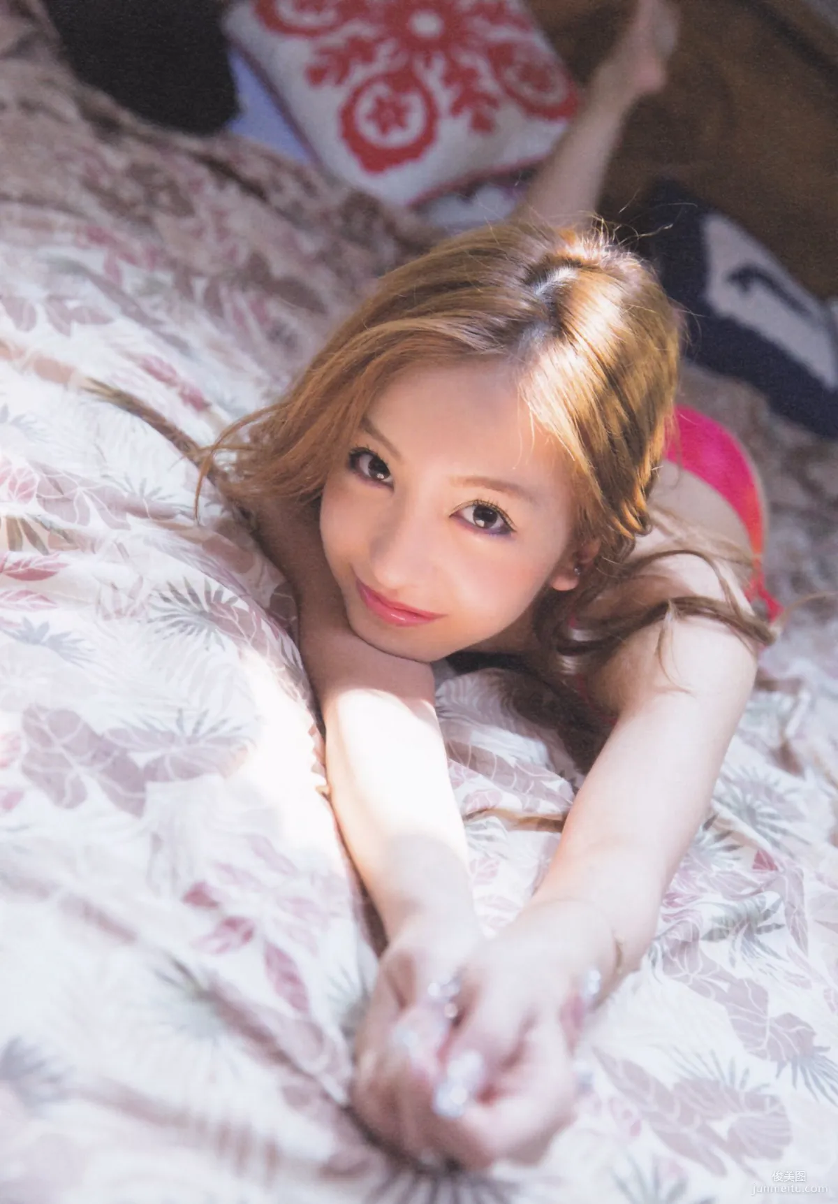 闆野友美 AKB48卒業記念《Tomochin ともちん》寫真集 12