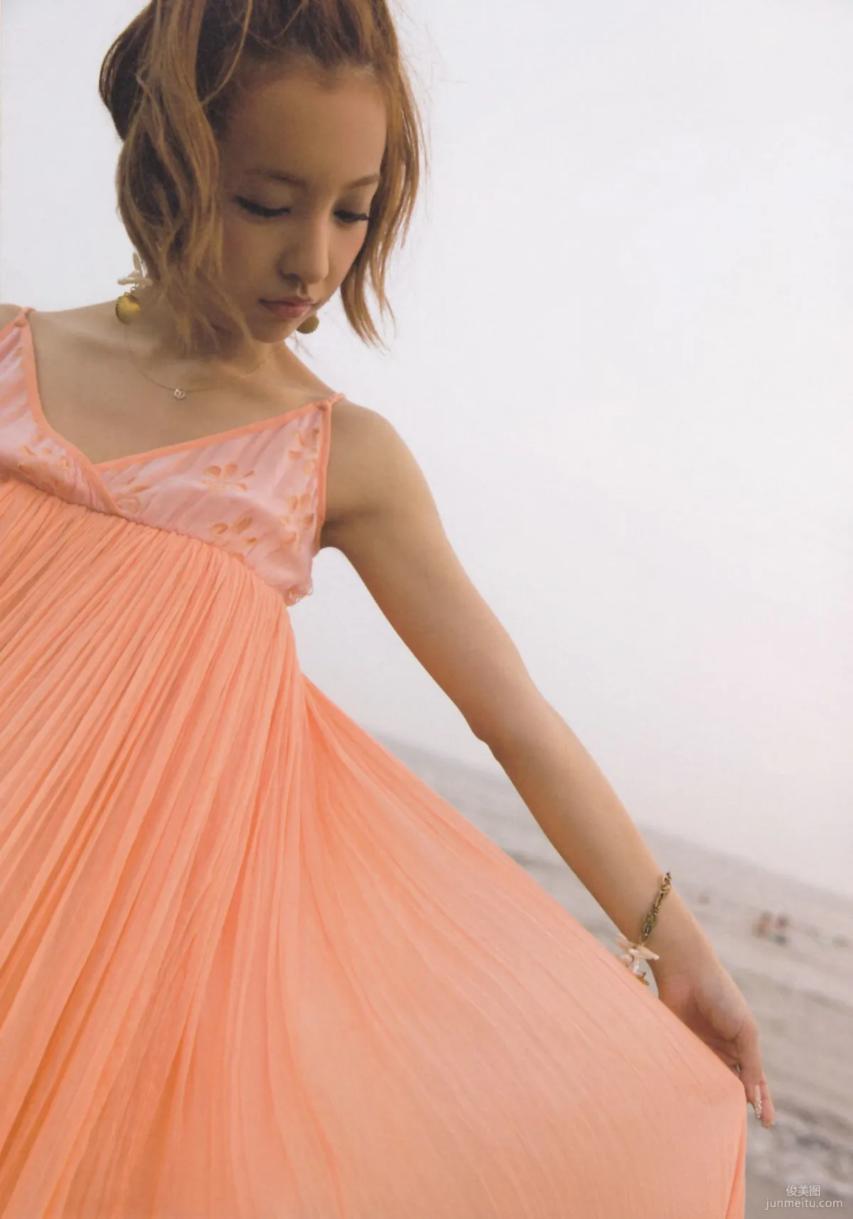 闆野友美 AKB48卒業記念《Tomochin ともちん》寫真集 22