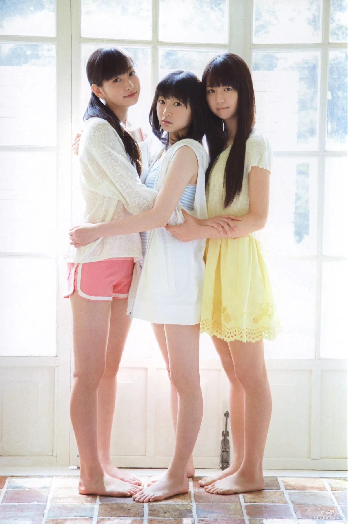 日本美少女組合Juice=Juice《OFFICIAL PHOTO BOOK》寫真集 19